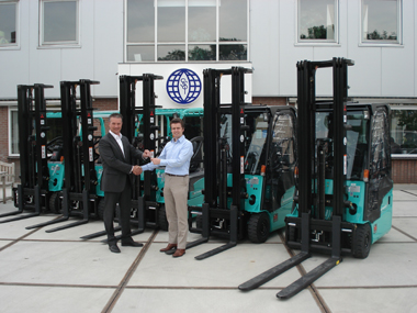 5 Mitsubishi vorkheftrucks in gebruik genomen